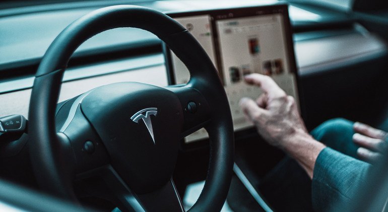 特斯拉等汽车公司正越来越多地使用人工智能来控制车辆。